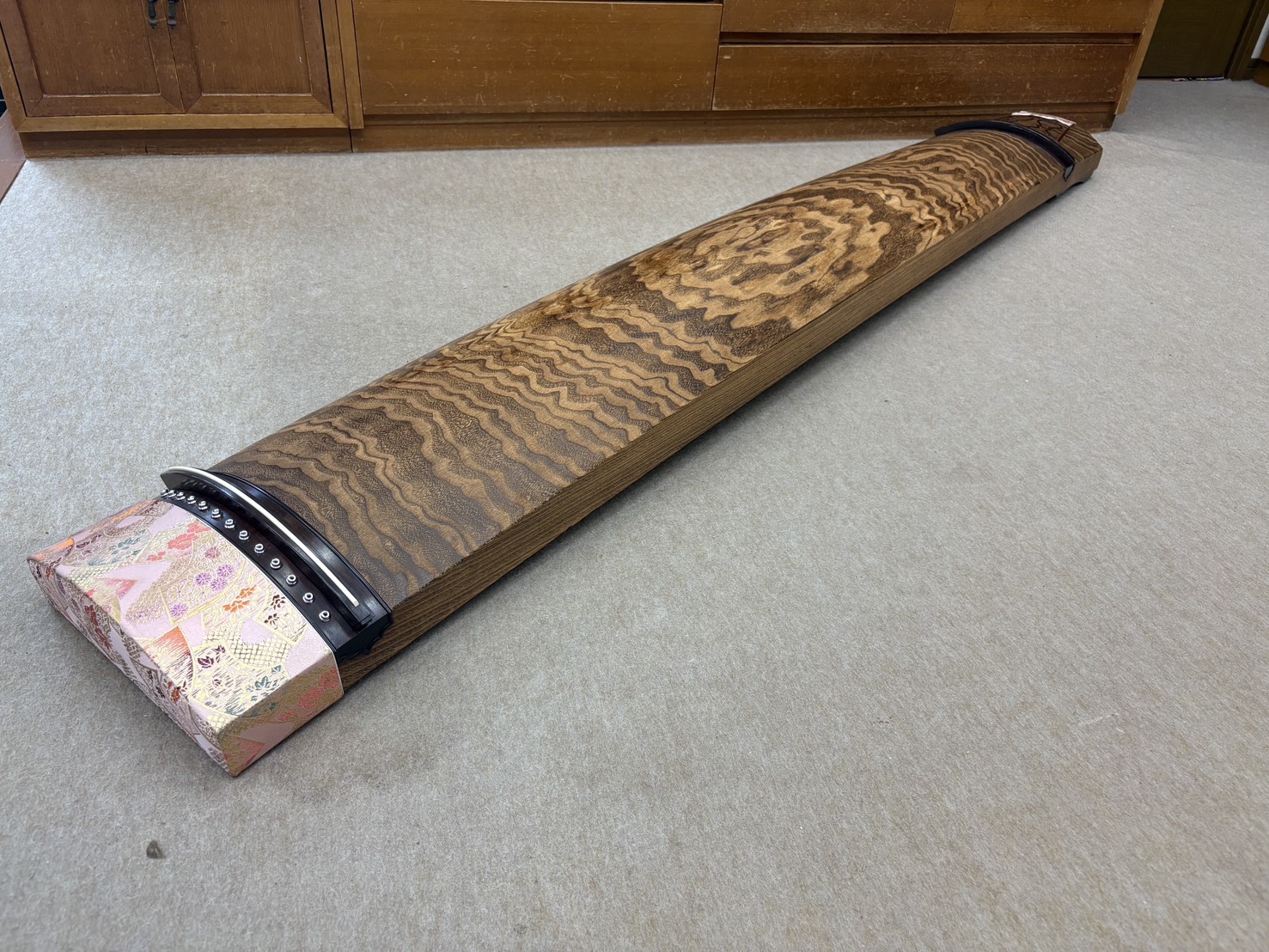木目と全体の形が分かる琴